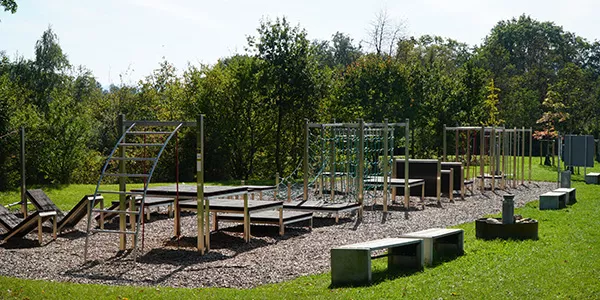 Der Outdoor-Fitness Bewegungspark im Stadtgut Steyr lädt zu einem Workout zwischendurch oder nach der Arbeit ein und sorgt für optimale Work-Life-Balance. Foto: TIC Steyr