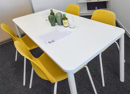 MEETING ROOM - Kleiner Besprechungsraum - Tisch mit gelben Stühlen, Foto: Martin Höhn
