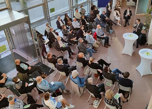 SPACES_500x360px_Meeting Space_Welcome_Space_Foyer_mit_Bestuhlung.jpg